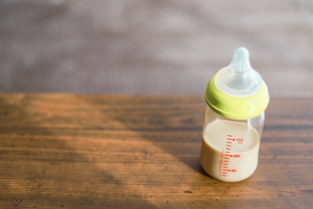 哺乳瓶で水分補給