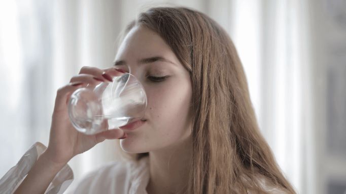 チェイサーを飲む女性