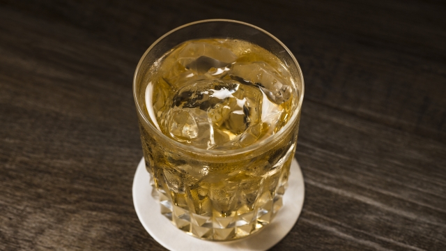 ウイスキーは水割りが美味しいって知ってた？今流行の飲み方、ハーフロックも教えます。