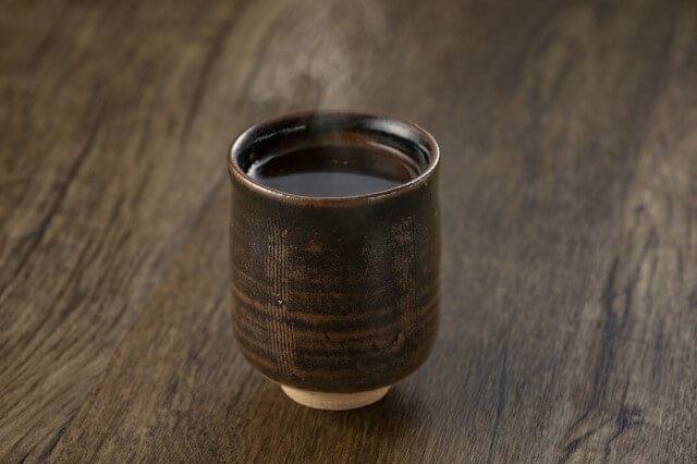 熱々のほうじ茶は厚手の湯のみでいただく