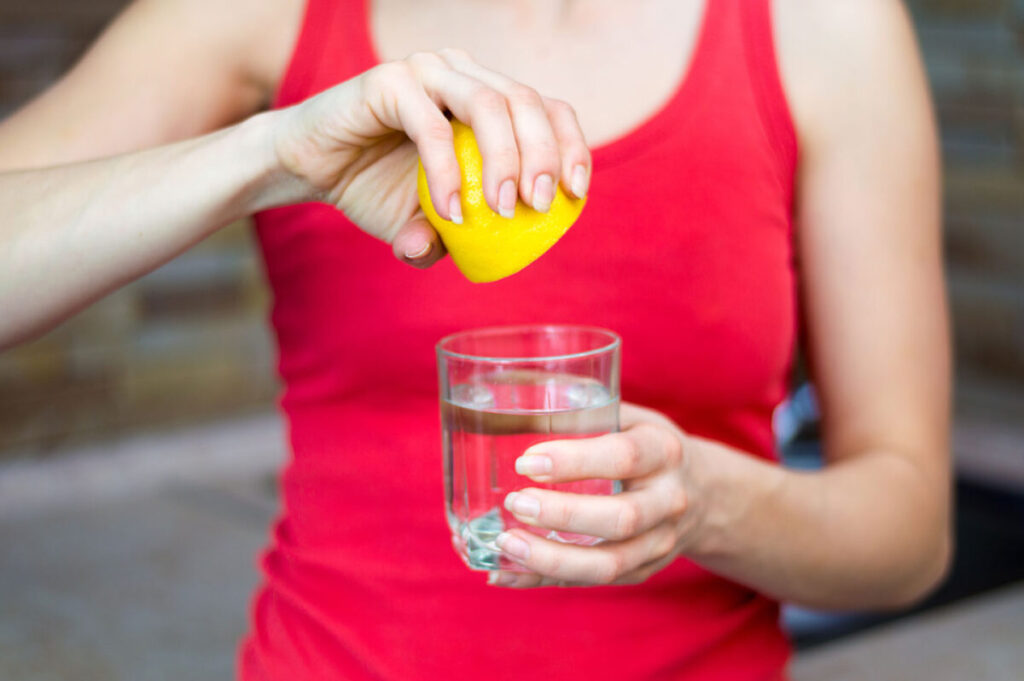 運動後のレモン水で疲労回復効果をねらう