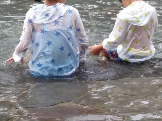 水の感触を確かめる