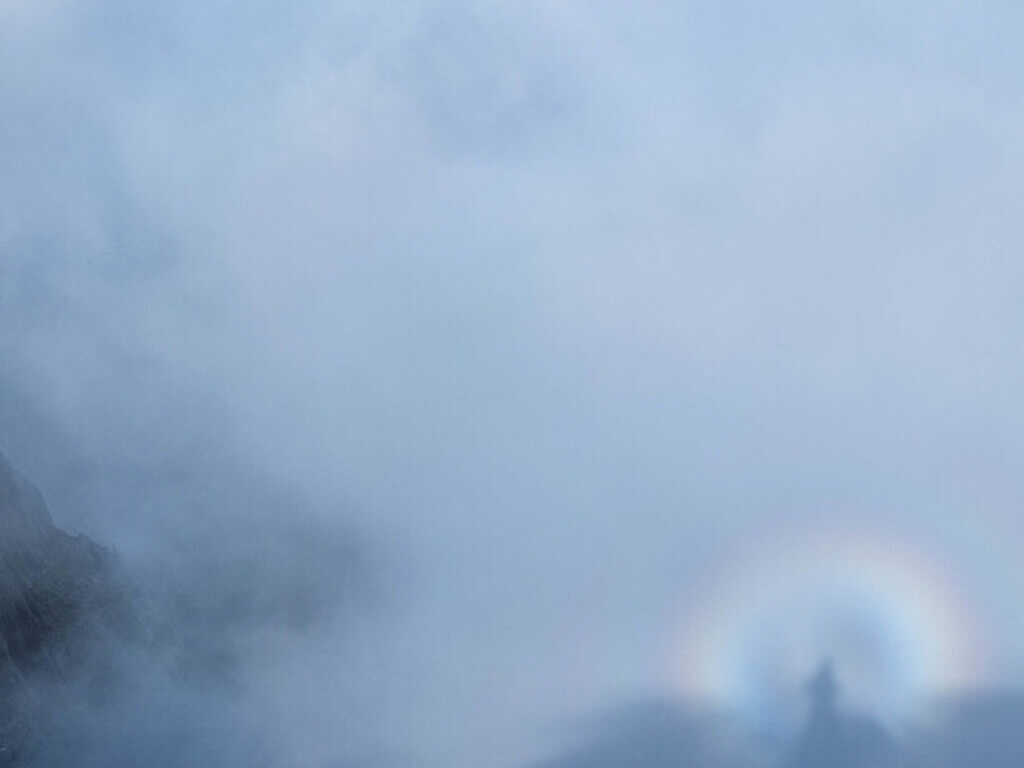 雲に映る影と虹の光輪