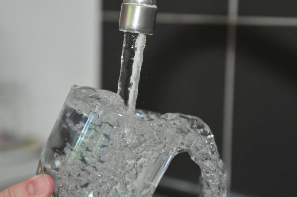コップと水
