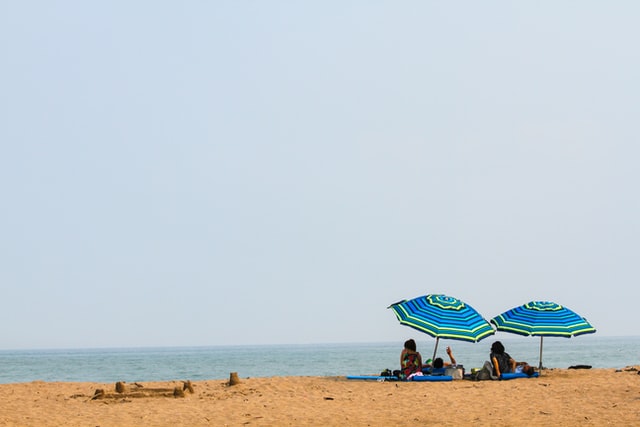 プールや海水浴での水分補給に注意する