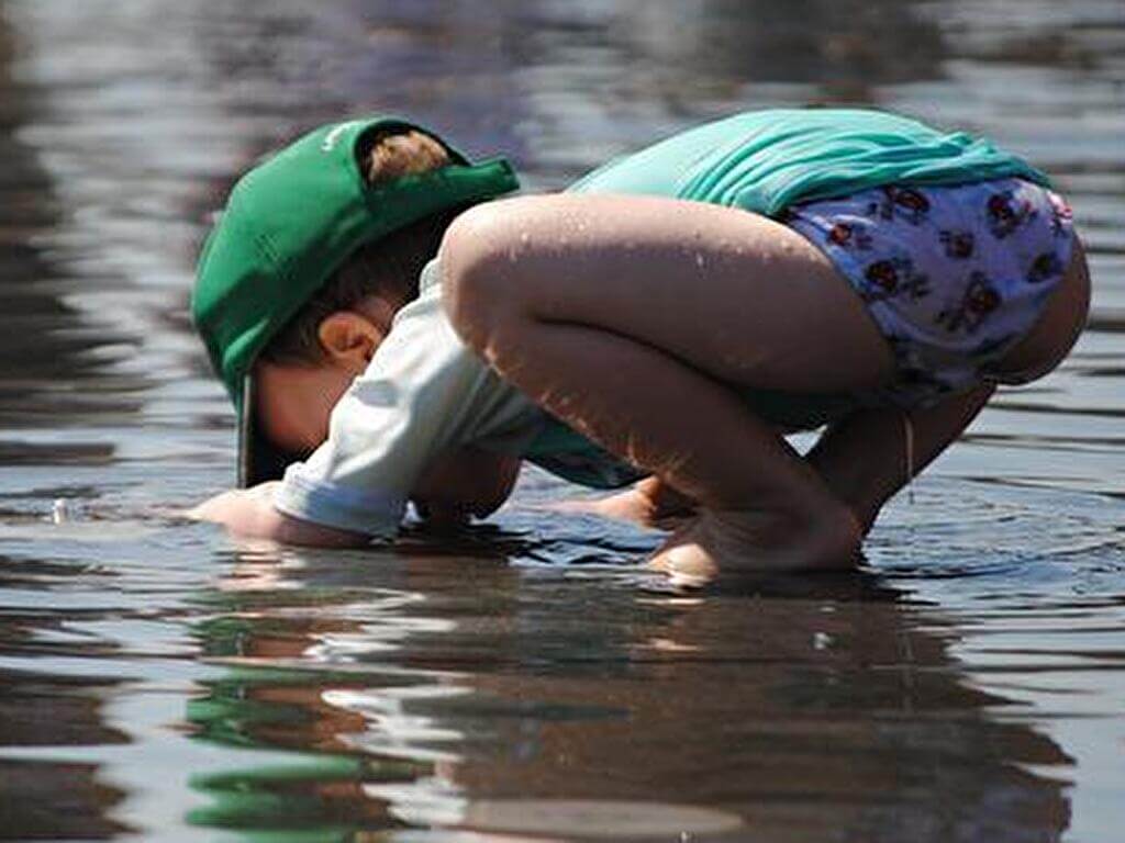 水で遊ぶ幼児