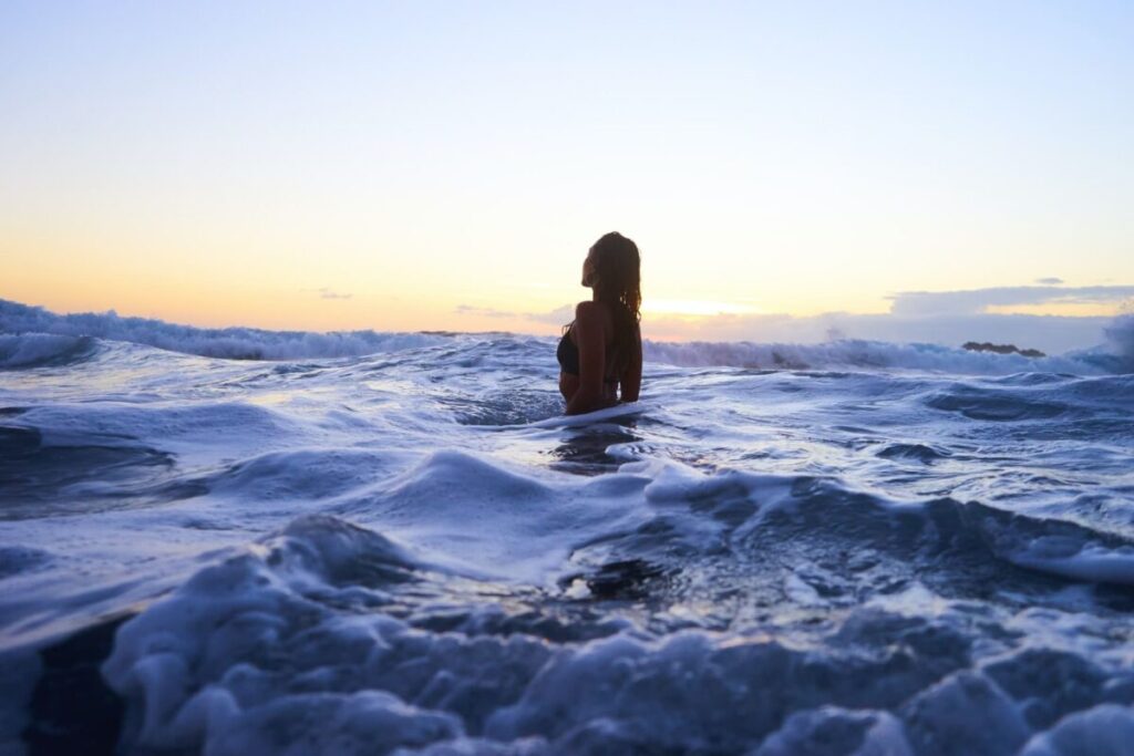 海に入る女性