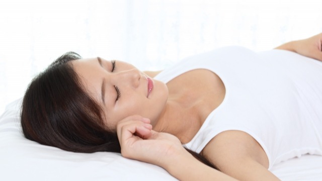 枕で寝癖を予防する