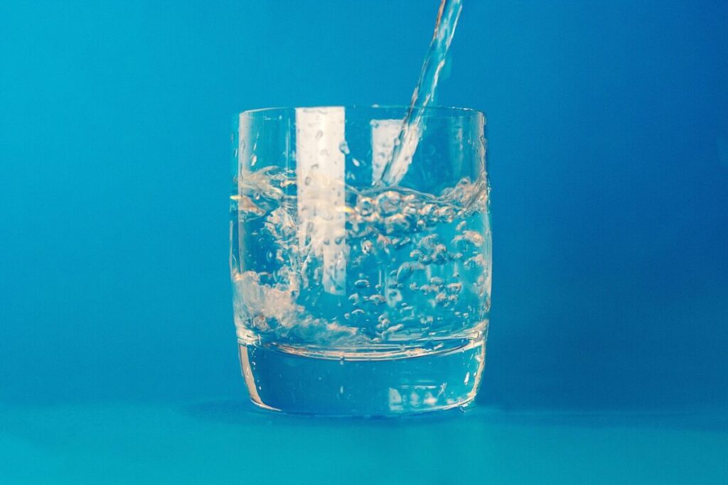 グラスに注がれる水