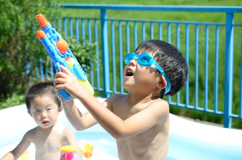 子供と気軽に楽しみたい！夏の簡単水遊びの人気8選をご紹介！