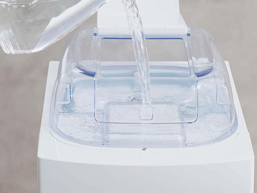 ハミングウォーターに水を注ぐ