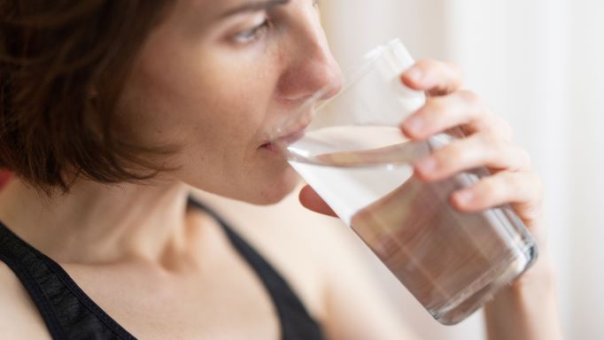 水を飲む女性