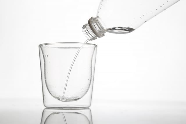 グラスに注ぐ水