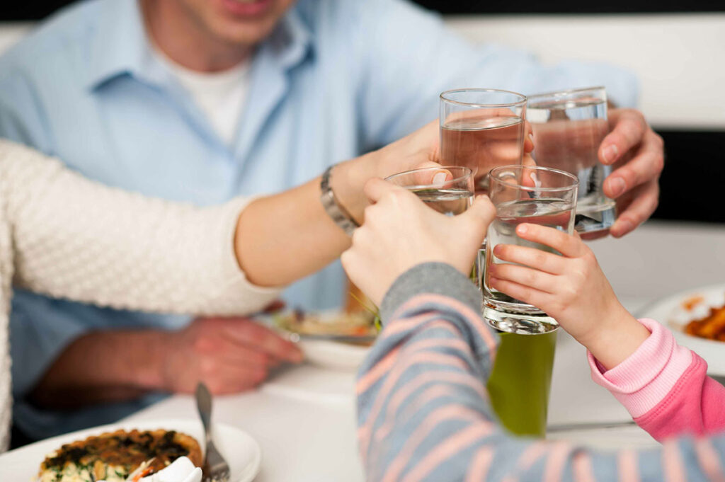 美味しい水を家族で乾杯