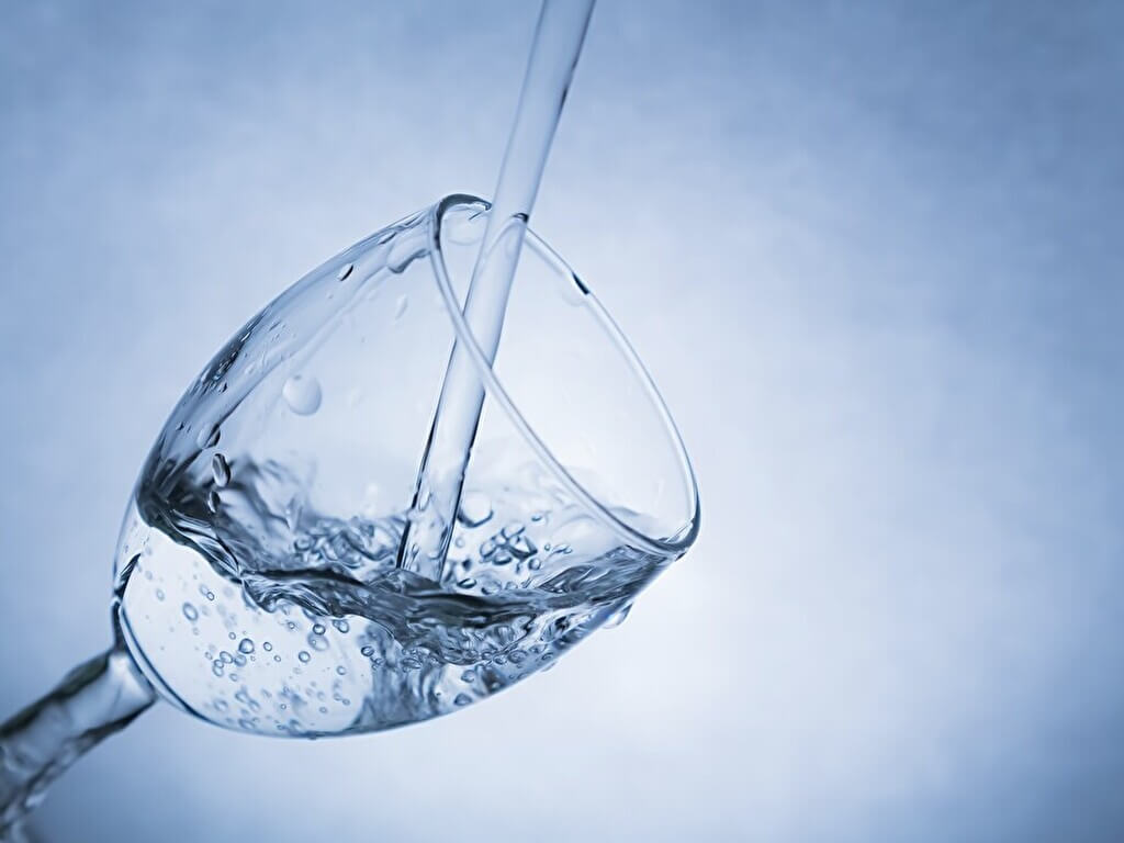 グラスにお水を注ぐ
