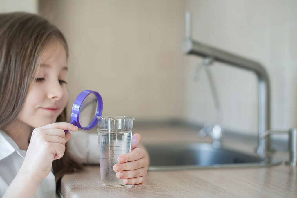 水質を調べる子供