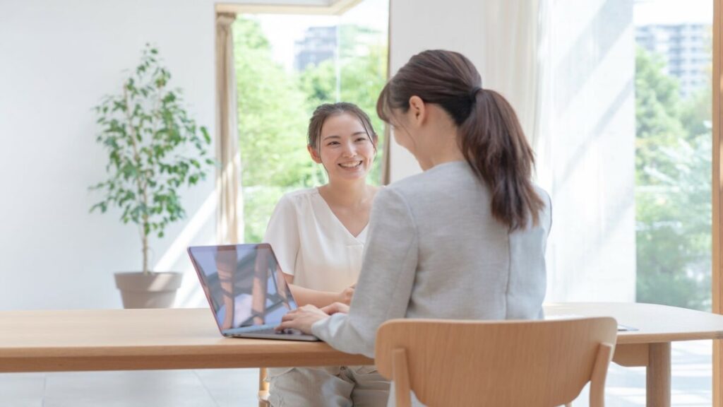 営業をする女性