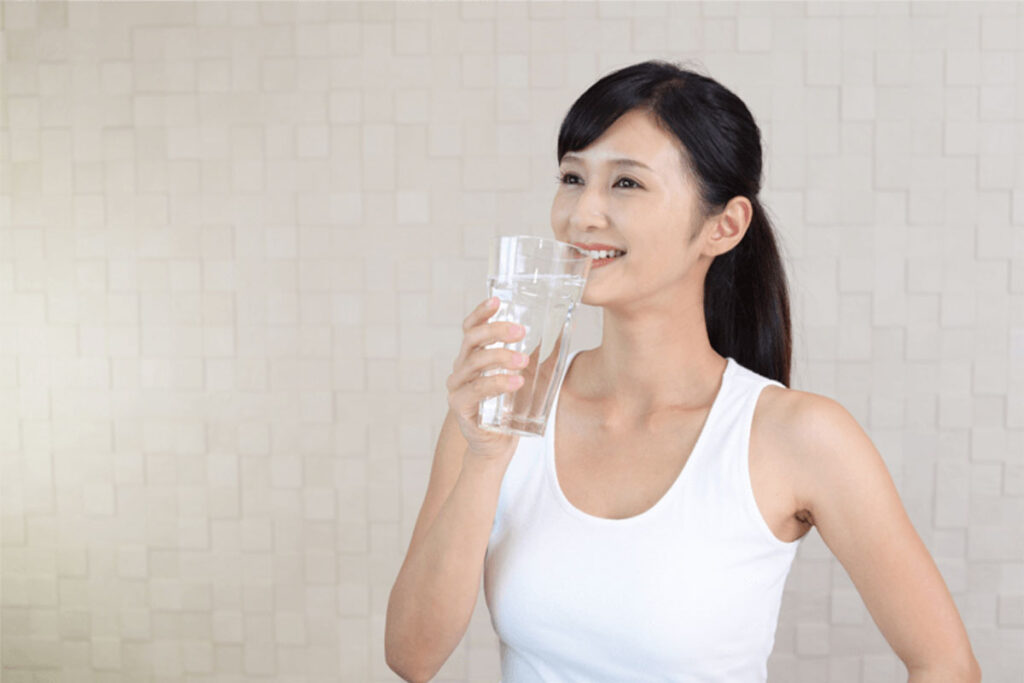 水を飲む女性-2