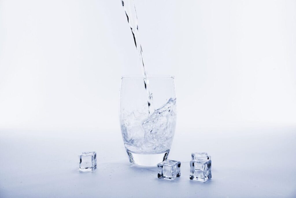 グラスに注ぐ水と氷