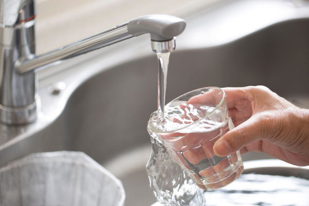 グラスに水を注ぐ