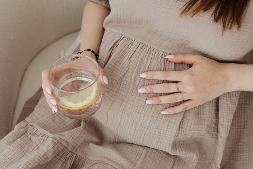 ふじざくら命水を飲む女性