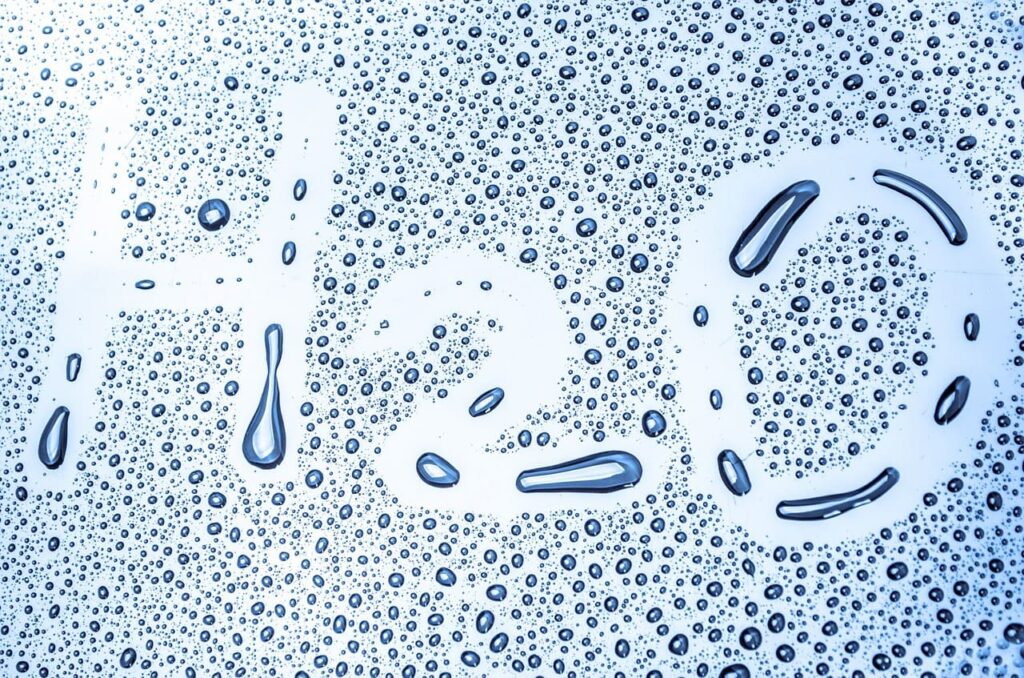 窓の水滴H₂O
