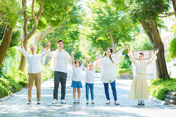 3 generation family holding hands