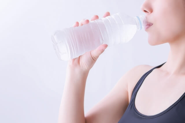 10.水を飲む人