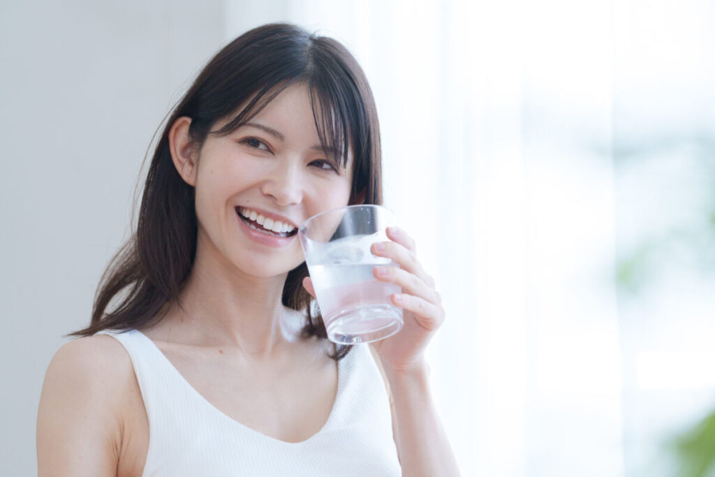 水を飲む女性